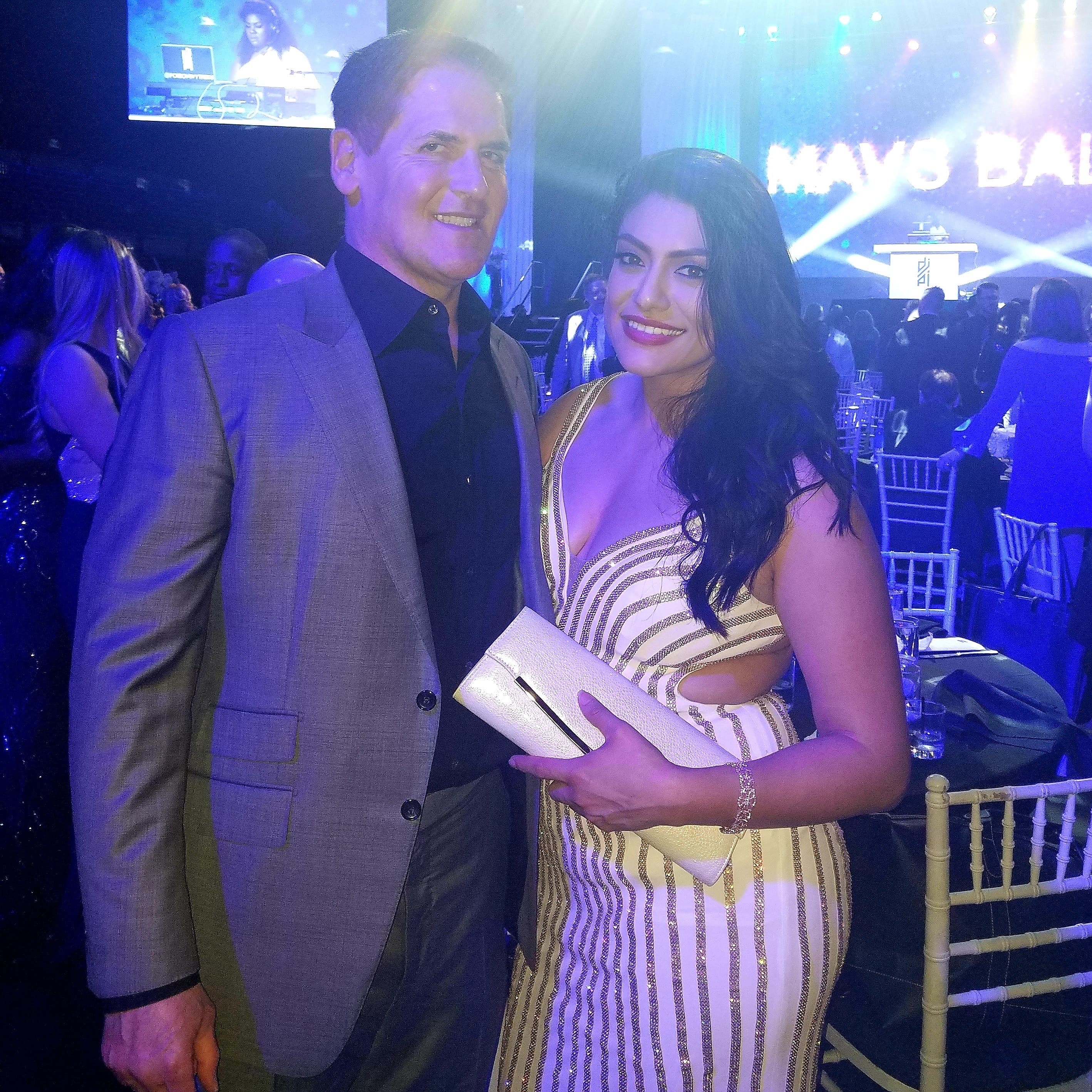 Maribel Ramos con Mark Cuban