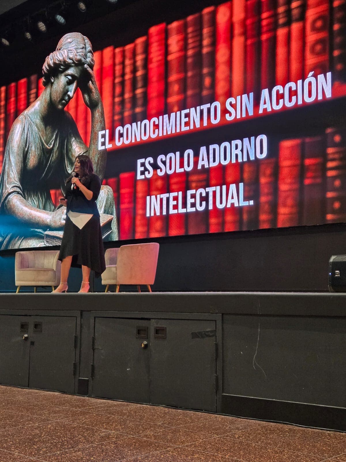 Maribel Ramos en el escenario — Speaker Internacional